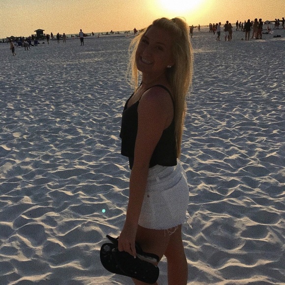 Meet your Posher, Alyssa - Picture 6 of 7